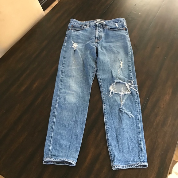 Levi's Premium Wedgie Jeans Size 28 Ripped - Picture 1 of 5